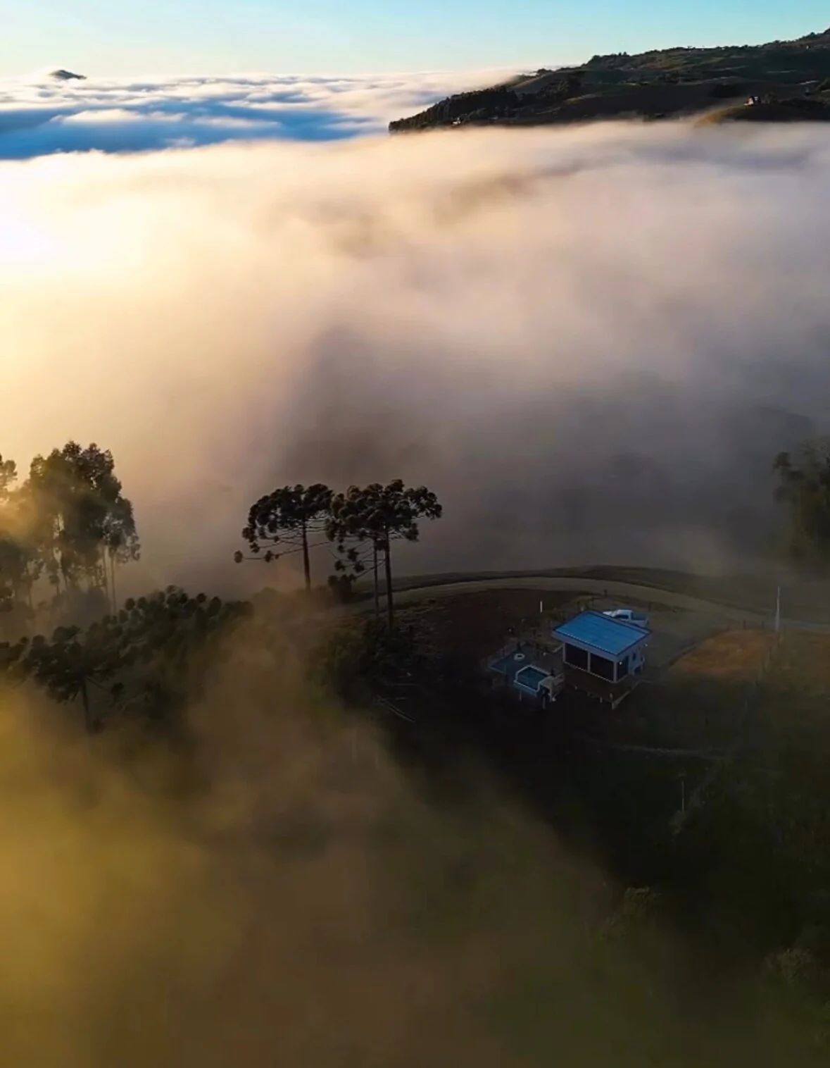 Cabana cercada pelas nuvens na Serra Catarinense