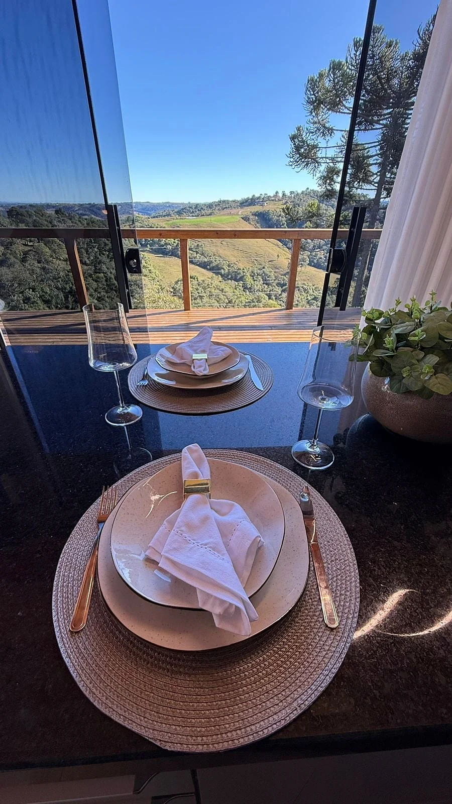 Mesa posta diante da paisagem