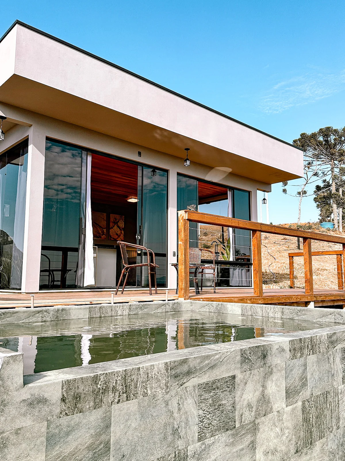 Fachada da Cabana Espelho das Nuvens e piscina