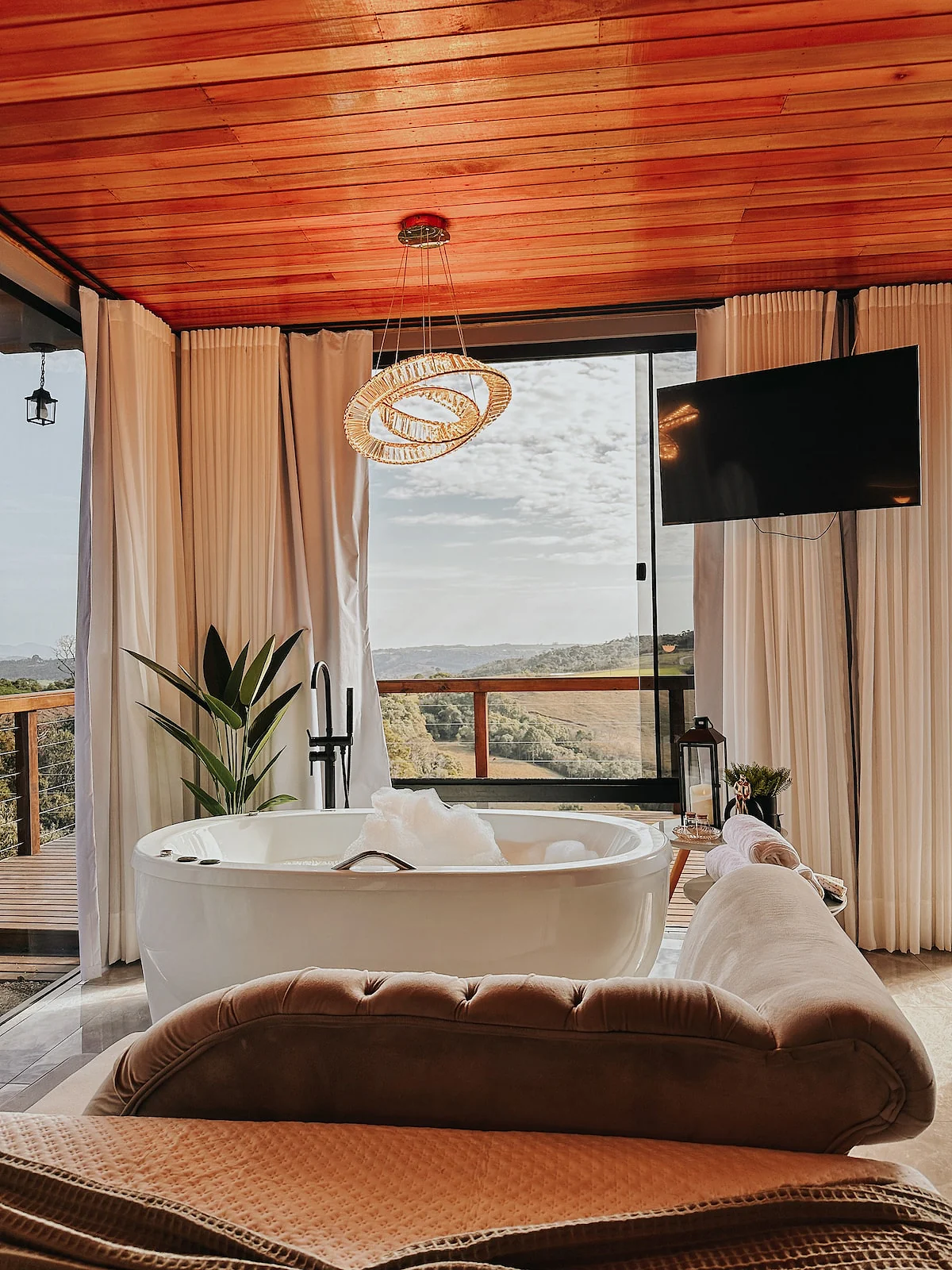 Hidromassagem integrada ao ambiente da cabana